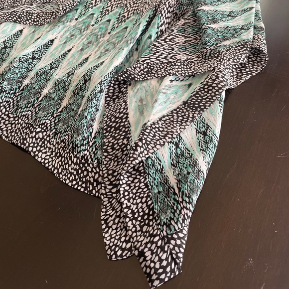 Flowing Cold Shoulder Top - Picture 3 of 8